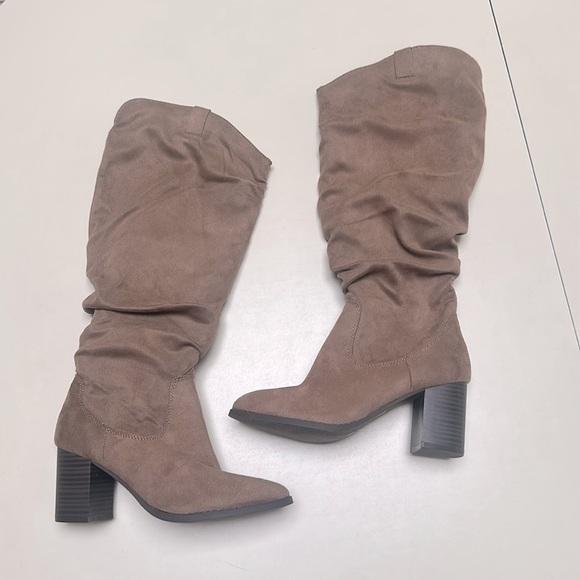 🆕 JOURNEE COLLECTION ANEIL KNEE-HIGH BOOTS IN FAUX SUEDE Taupe Suede Size 7 - Picture 9 of 13